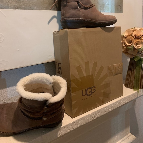 Very cute & comfortable size 7 Ugg’s - Picture 2 of 9